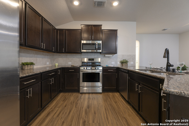 Listing photo id 15 for 120 Gravel Gray