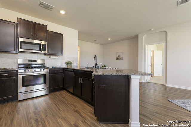 Listing photo id 18 for 120 Gravel Gray