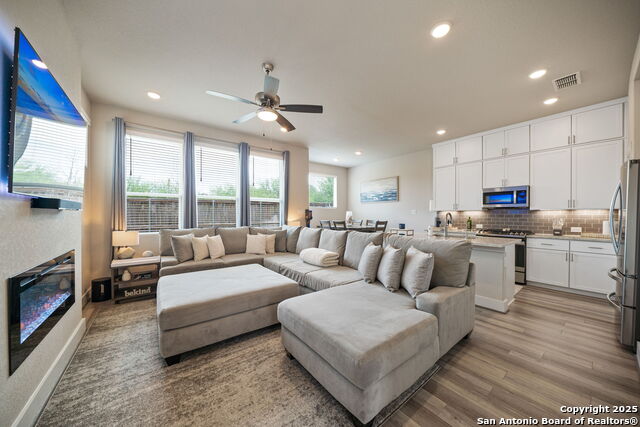 Image 6 of 34 For 8851 Oakland Rd  18