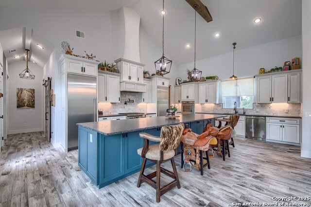 Listing photo id 14 for 452 Wentworth