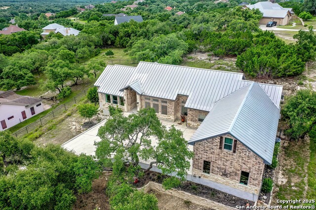 Listing photo id 0 for 452 Wentworth