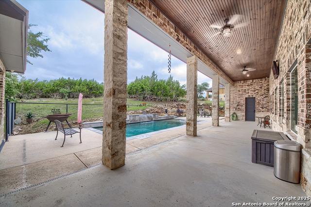 Listing photo id 31 for 452 Wentworth