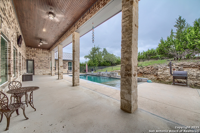 Listing photo id 35 for 452 Wentworth