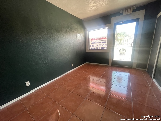Listing photo id 4 for 642 S. Presa 2