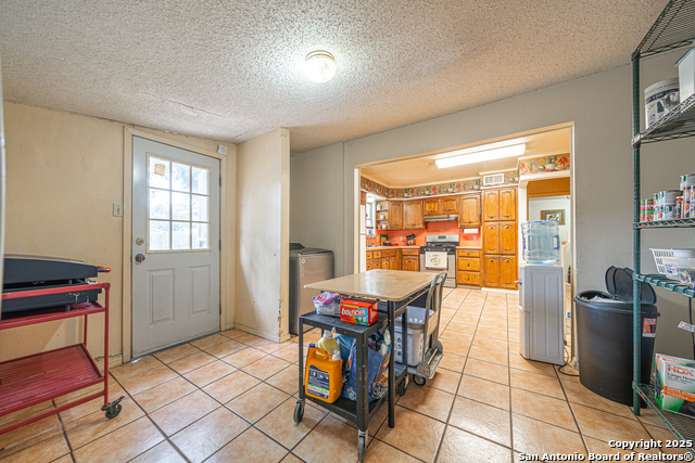 Listing photo id 9 for 3211 Hatton  