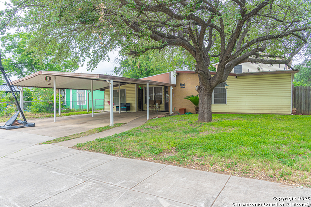 Listing photo id 0 for 3211 Hatton  