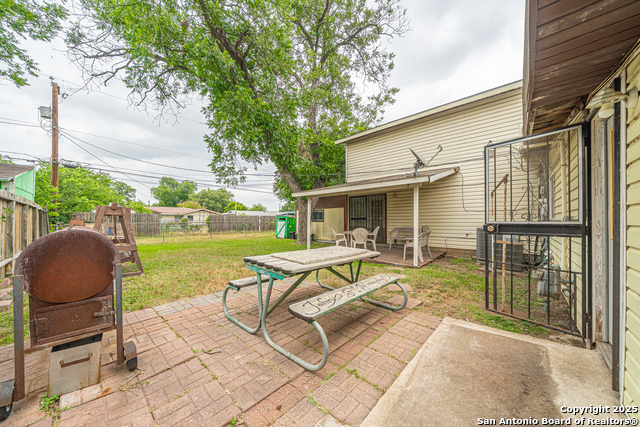 Listing photo id 23 for 3211 Hatton  