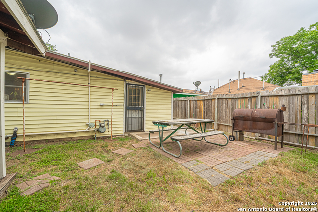 Listing photo id 25 for 3211 Hatton  