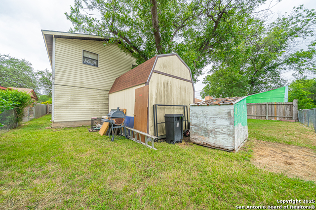 Listing photo id 28 for 3211 Hatton  