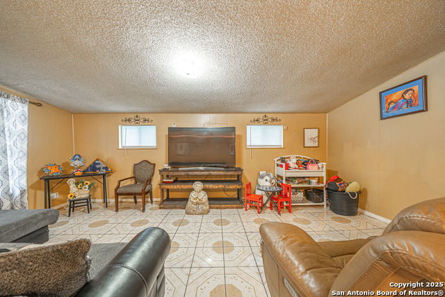 Listing photo id 4 for 3211 Hatton  