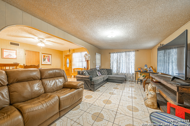 Listing photo id 5 for 3211 Hatton  