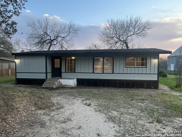 Details for 302 Ross  , Devine, TX 78016