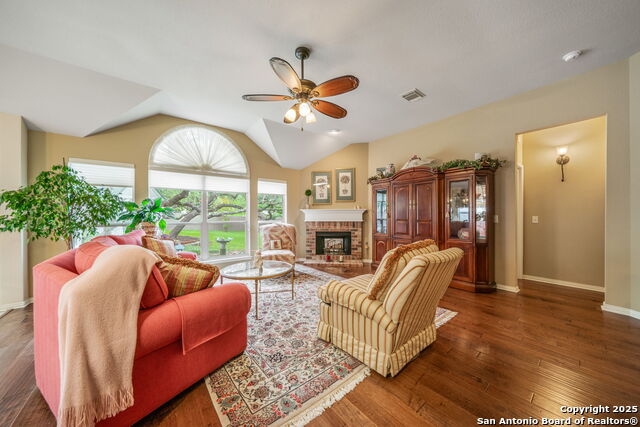 Listing photo id 3 for 13026 Five  