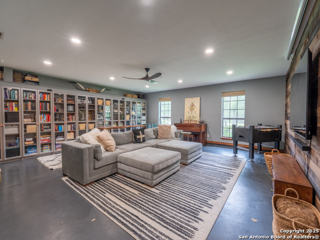 Listing photo id 11 for 120 Spanish Oak Trail