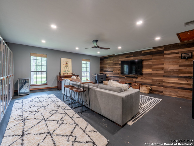 Listing photo id 12 for 120 Spanish Oak Trail