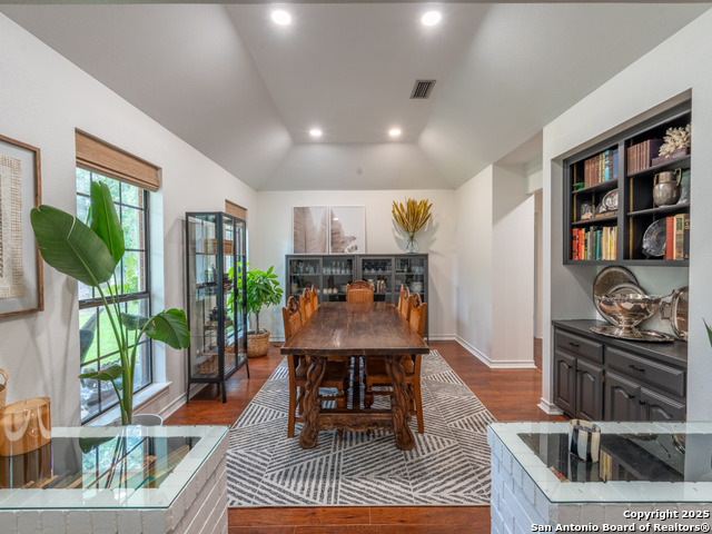 Listing photo id 3 for 120 Spanish Oak Trail