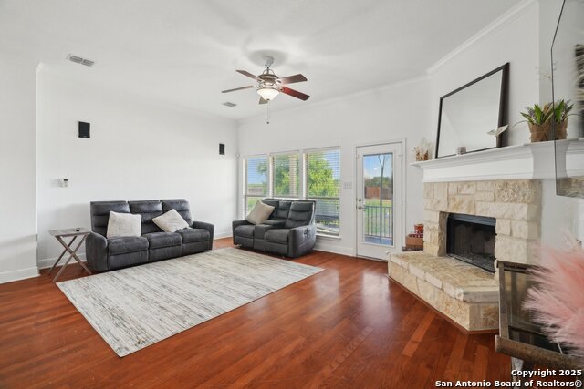 Listing photo id 9 for 7027 Laura Hts