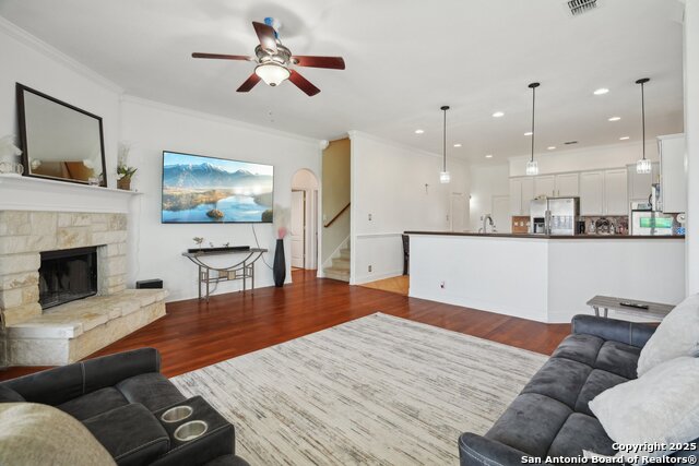 Listing photo id 10 for 7027 Laura Hts