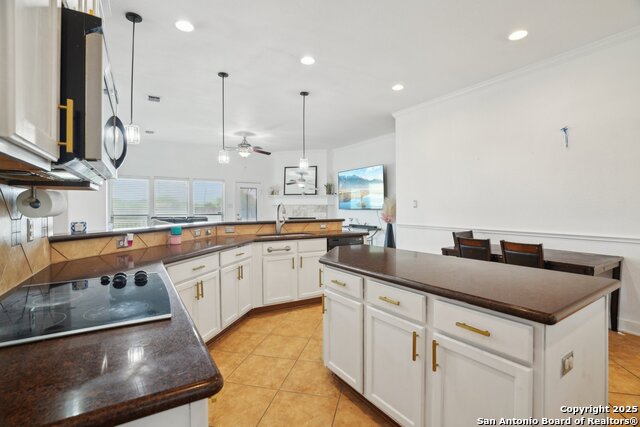 Listing photo id 12 for 7027 Laura Hts