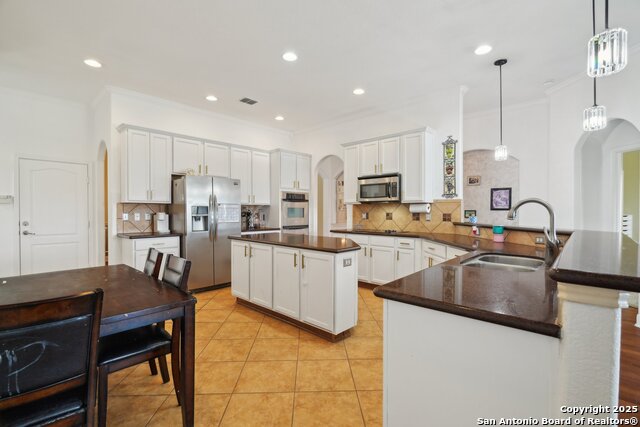 Listing photo id 13 for 7027 Laura Hts