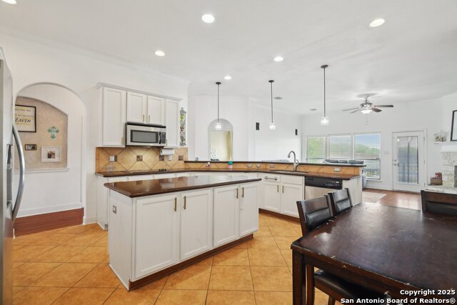 Listing photo id 14 for 7027 Laura Hts