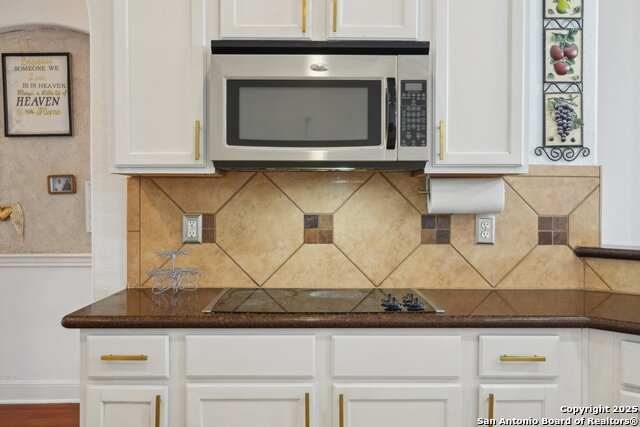 Listing photo id 15 for 7027 Laura Hts