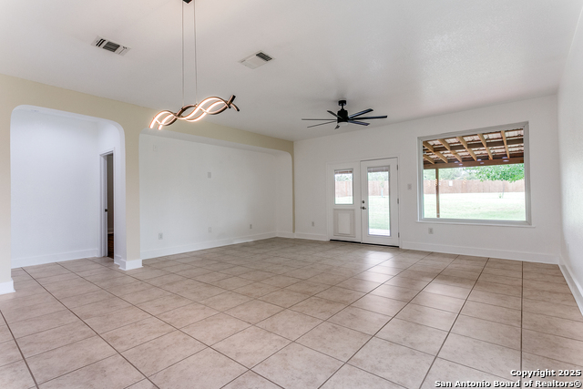Listing photo id 11 for 6601 Shadden Oaks