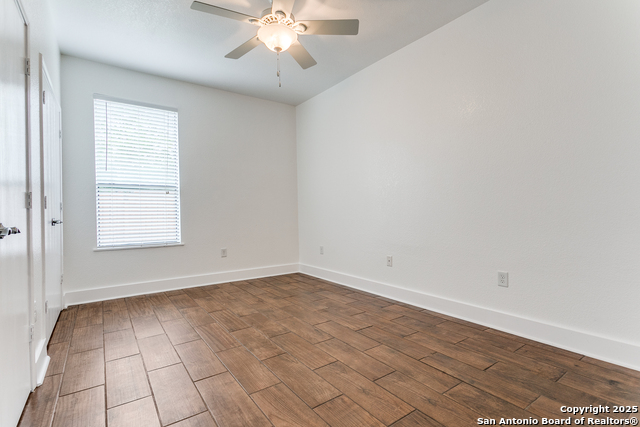 Listing photo id 15 for 6601 Shadden Oaks
