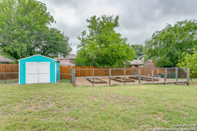 Listing photo id 22 for 6601 Shadden Oaks