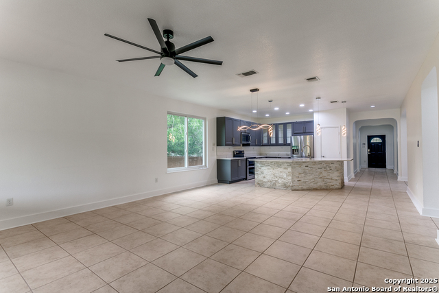Listing photo id 4 for 6601 Shadden Oaks
