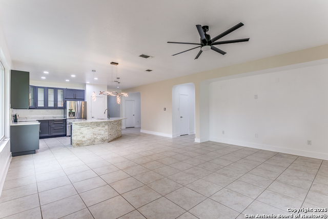 Listing photo id 5 for 6601 Shadden Oaks