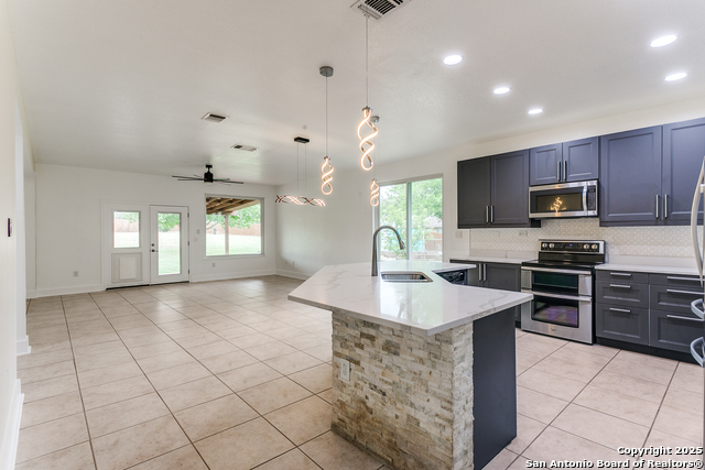 Listing photo id 6 for 6601 Shadden Oaks