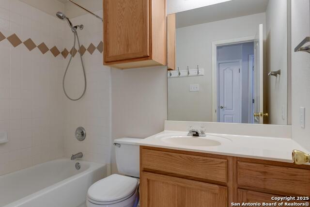 Listing photo id 11 for 6039 Woodway Ct.