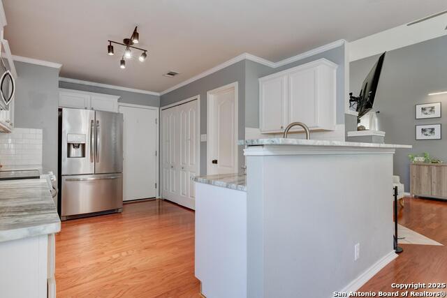 Listing photo id 3 for 6039 Woodway Ct.
