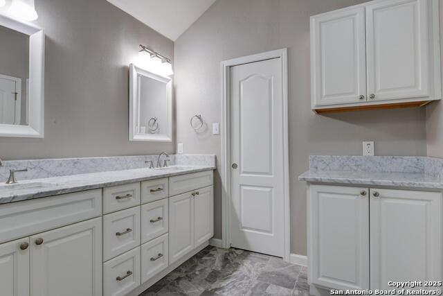 Listing photo id 6 for 6039 Woodway Ct.