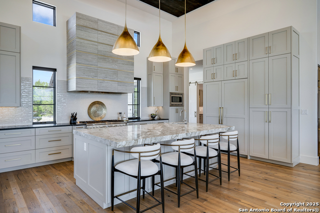 Listing photo id 11 for 121 Greystone Point