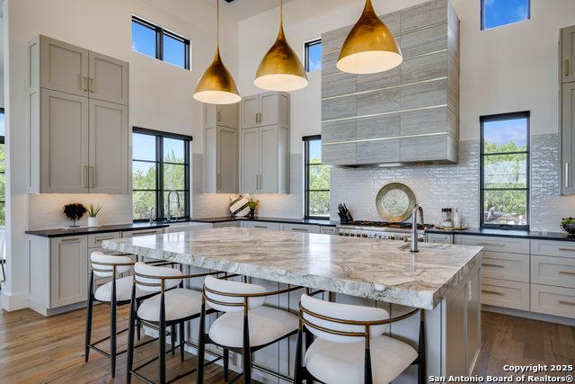 Listing photo id 12 for 121 Greystone Point
