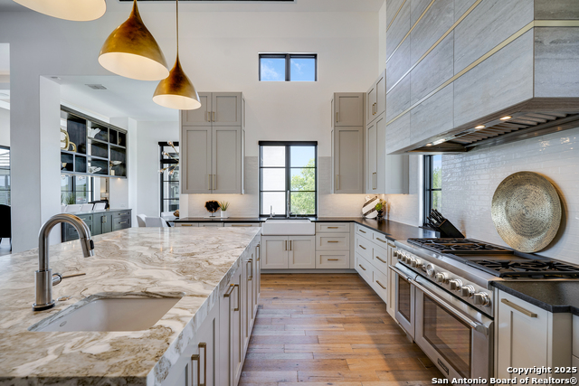 Listing photo id 13 for 121 Greystone Point