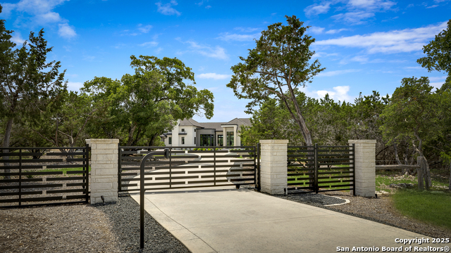 Listing photo id 1 for 121 Greystone Point