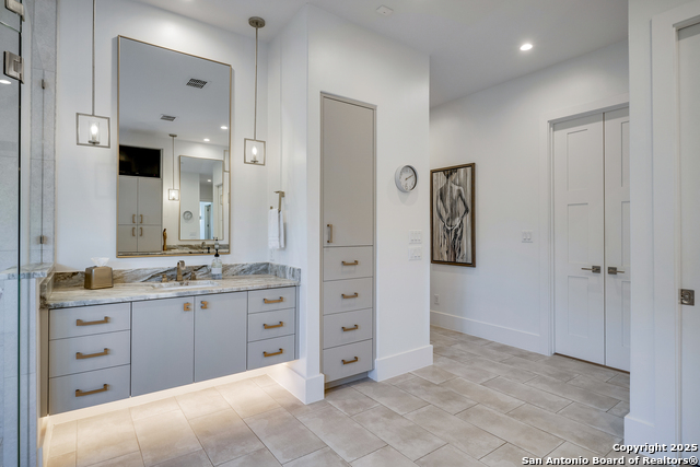 Listing photo id 29 for 121 Greystone Point