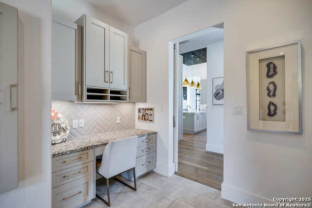 Listing photo id 34 for 121 Greystone Point