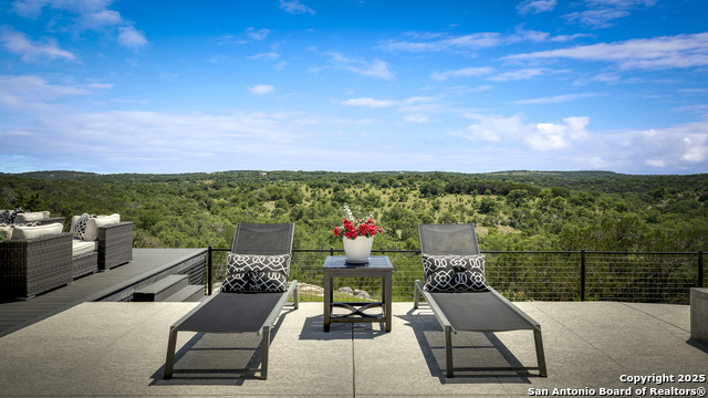 Listing photo id 61 for 121 Greystone Point