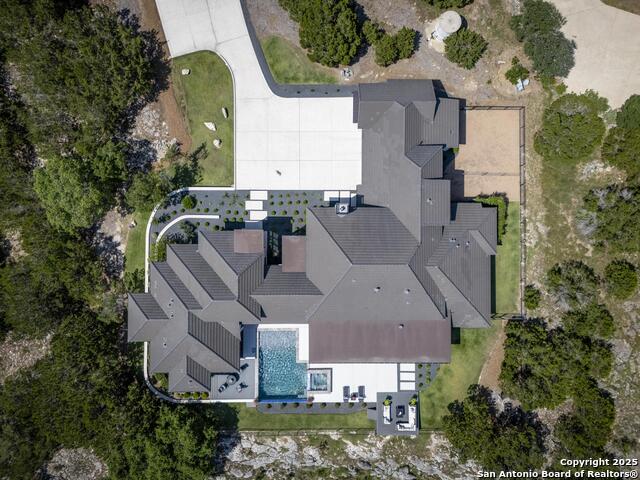 Listing photo id 67 for 121 Greystone Point