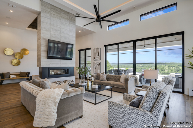 Listing photo id 7 for 121 Greystone Point
