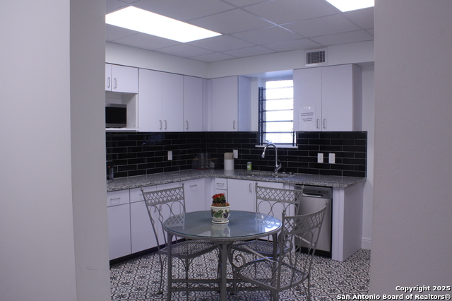 Listing photo id 1 for 2621 Main D