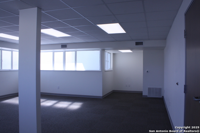 Listing photo id 7 for 2621 North Main E