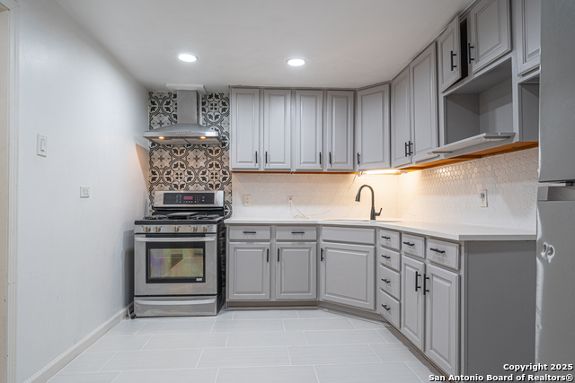 Listing photo id 8 for 2310 Houston St W