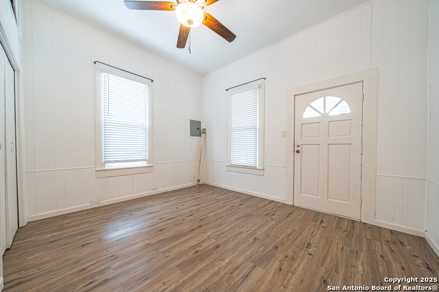 Listing photo id 9 for 2310 Houston St W