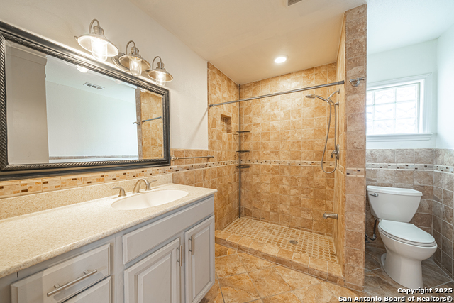 Listing photo id 12 for 2310 Houston St W