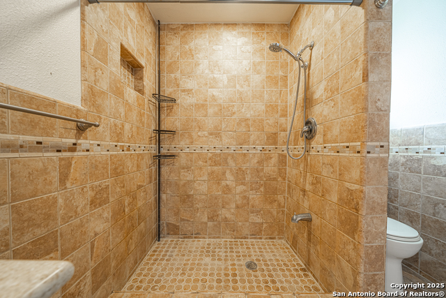 Listing photo id 13 for 2310 Houston St W